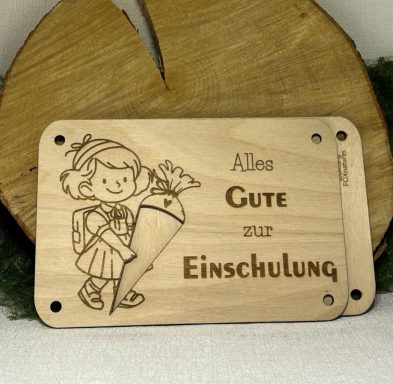 Holzschild zur Einschulung mit Mädchen und Schultüte, mit dem Text „Alles Gute 2023“.