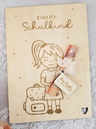 Holzschnitt mit dem Text "Endlich Schulkind" und einem Mädchen mit Schulranzen.