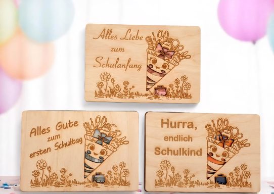 Drei gravierte Holzplatten mit festlichen Texten zur Schulfeier.